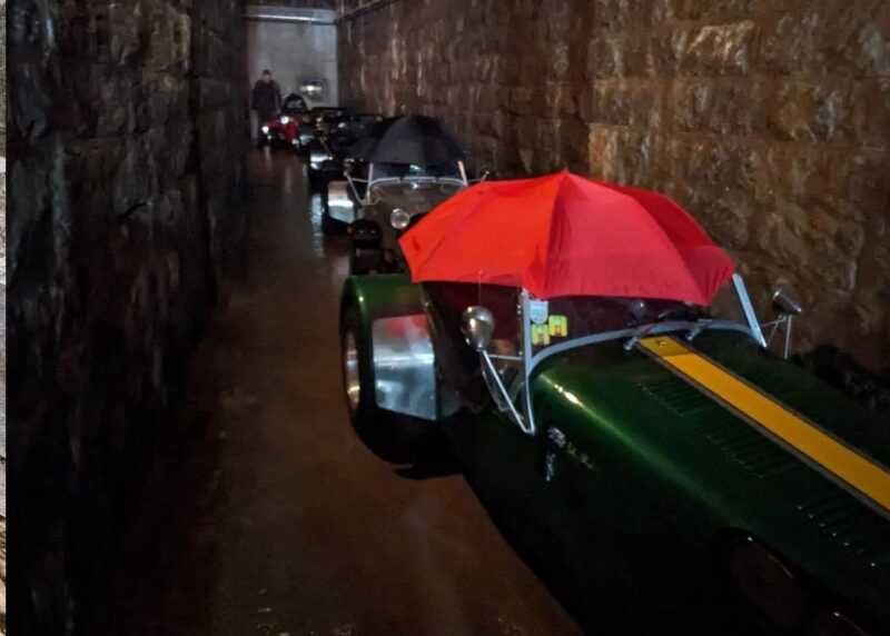 Autos in Keller mit Regenschirm