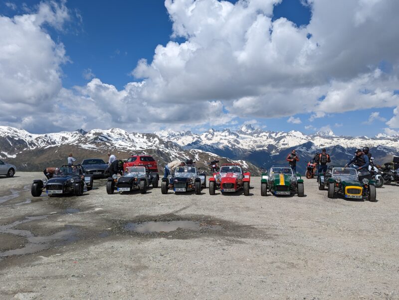Autos vor Bergpanorama in der Schweiz